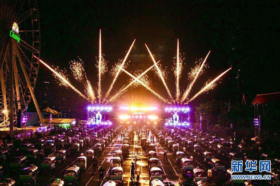 （国际·图文互动）（1）疫情新常态下的新尝试——泰国举办“嘟嘟车”音乐会