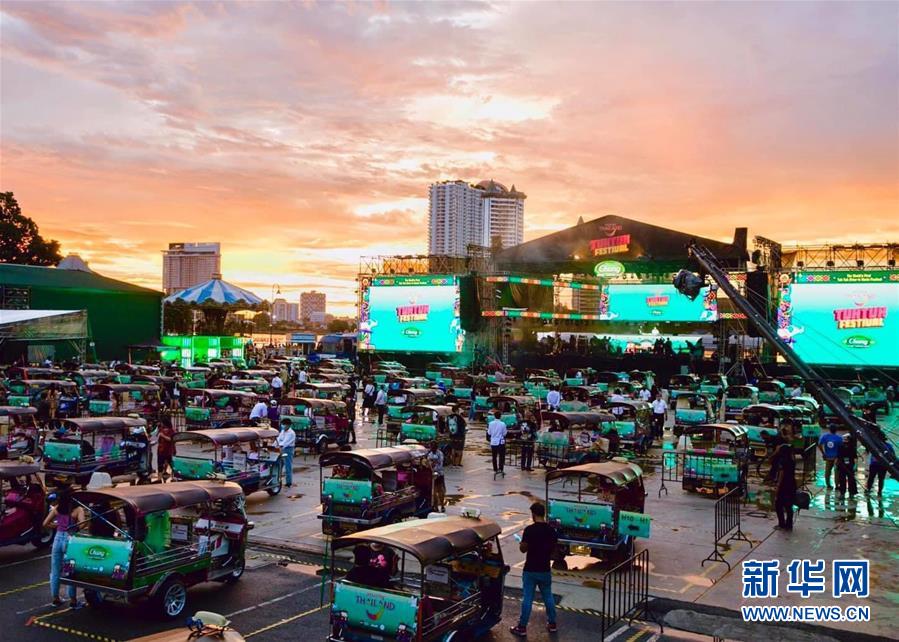 （国际·图文互动）（2）疫情新常态下的新尝试——泰国举办“嘟嘟车”音乐会