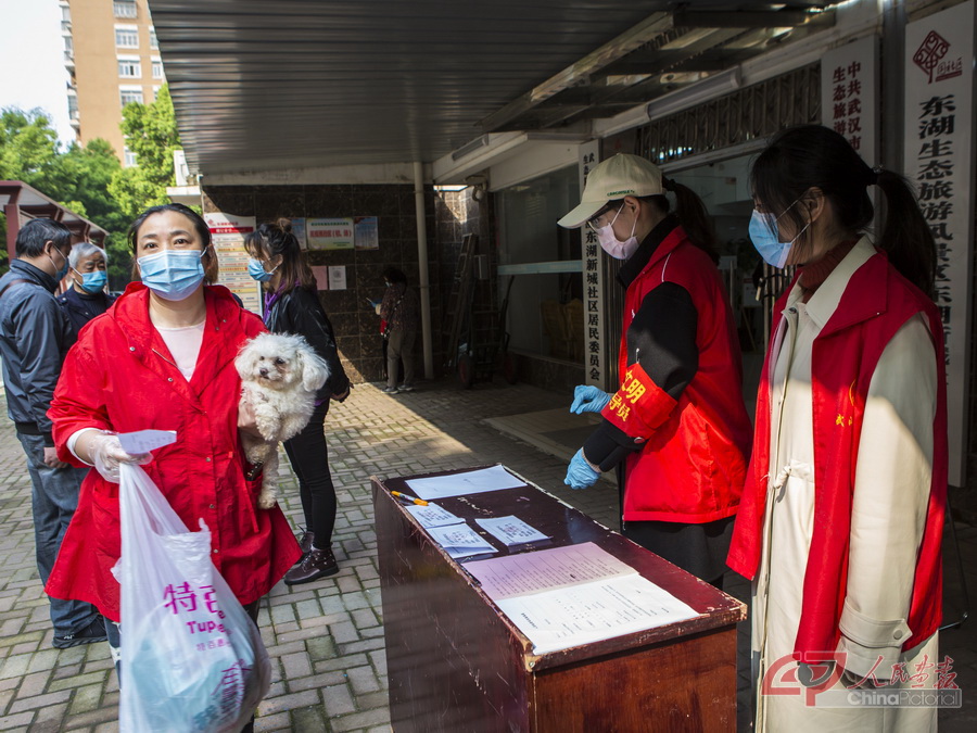 东湖新城社区是无疫情社区，根据管控规定，居民进行了登记和健康扫码，就可以领一张小区的出门条，经过门岗的体温检测后外出2小时。.jpg