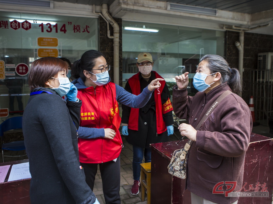 居民患有眼疾，社区陶书记给了她眼药水，详细介绍了使用方法并嘱咐居民对眼部不适密切观察，适时就医.jpg