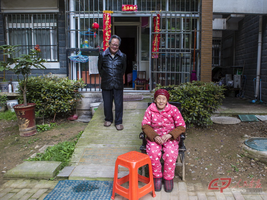 廖先生老两口是恩施人，来武汉已经20多年了，目前户口仍然在恩施。夫妇二人单过，儿子住在同小区的另外楼里。 (2).jpg