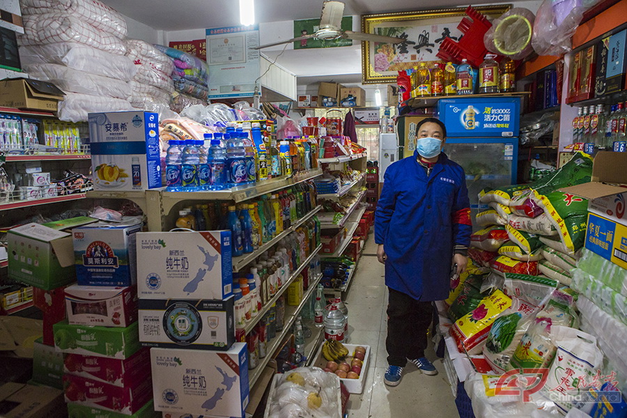 东湖新城社区内，陆中华开了一家小超市，他同时也为居民提供便民修锁服务。.jpg
