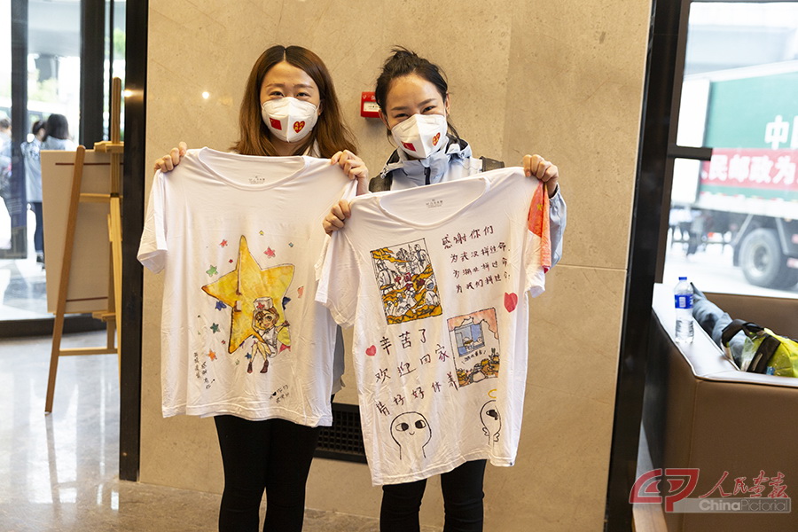 武汉市民手绘的T恤衫.jpg