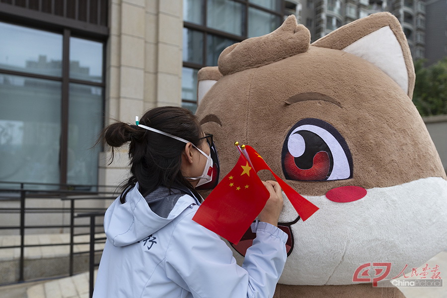 4月4日，北京大学人民医院援鄂医疗队准备启程回京。在北京大学人民医院驻地，武汉同济医院的护士打扮成吉祥物，萌萌之中尽是依依不舍。.jpg