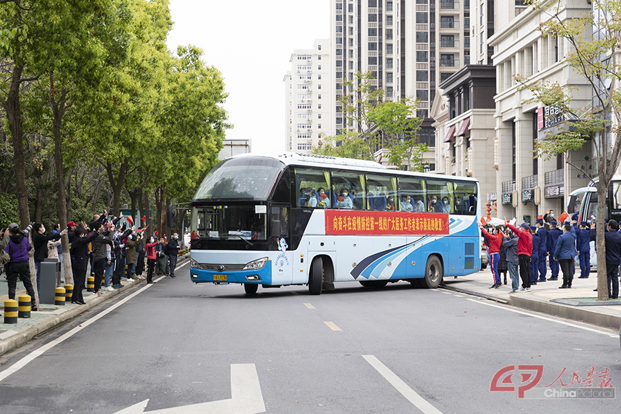 骑警开道，市民夹道欢送.jpg