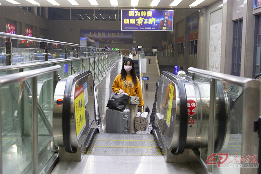 贵州毕节姑娘刘玉婷，准备前往湖南长沙，她从事的是美甲和美妆工作。.jpg