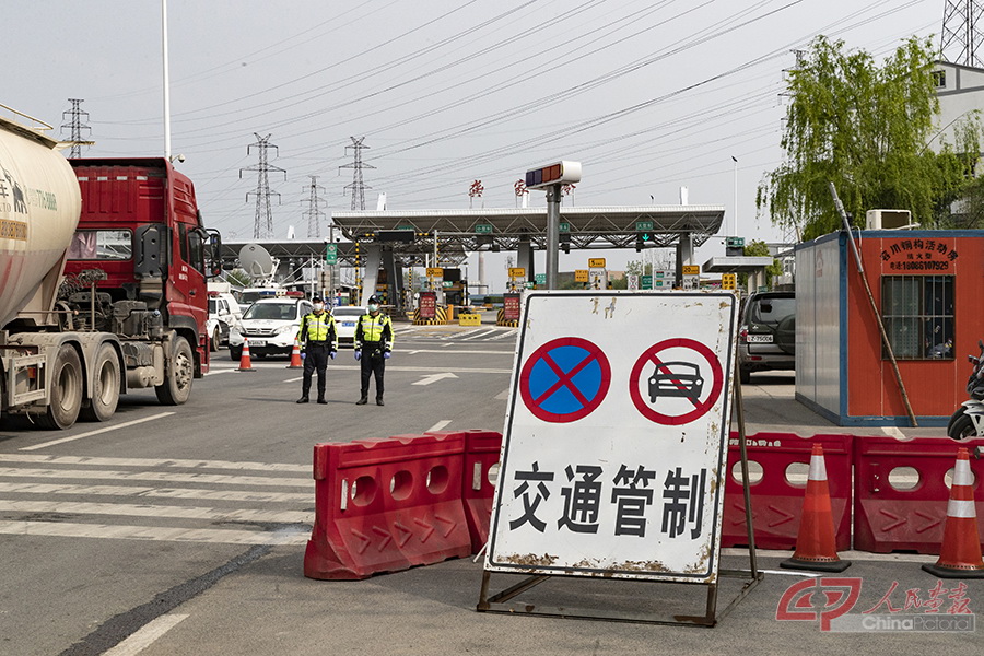 C2020.4.7日23：45，武汉军山高速公路收费站封城倒计时15分钟，大量准备离汉车辆排队等候。.jpg