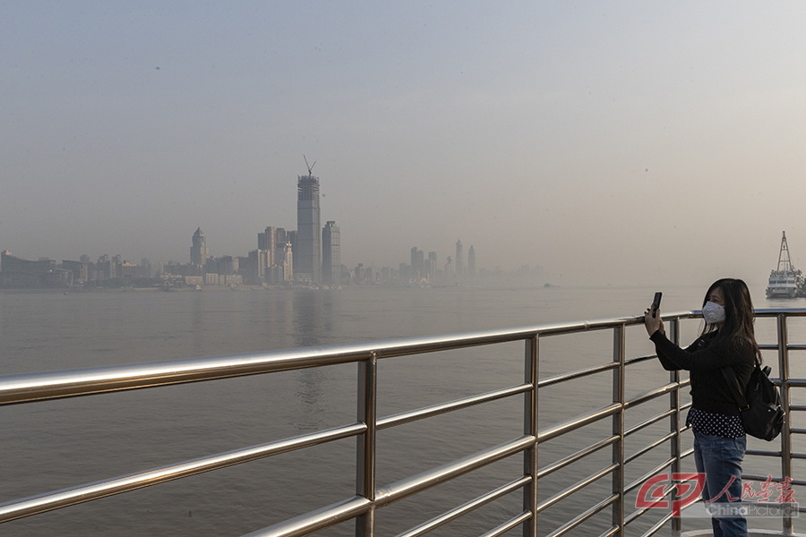 轮渡启动，远处是武汉长江大桥，久违的汽笛声，久违的武汉城市记忆。.jpg