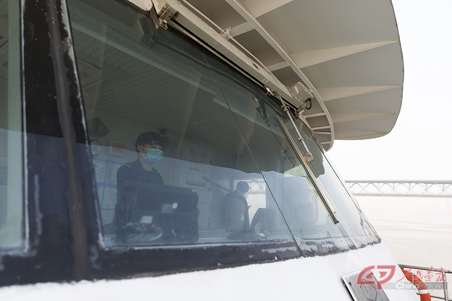 江城二号驾驶员高迅驾驶轮渡驶离武昌中华路第一码头，驶向对岸的汉口武汉关码头。.jpg