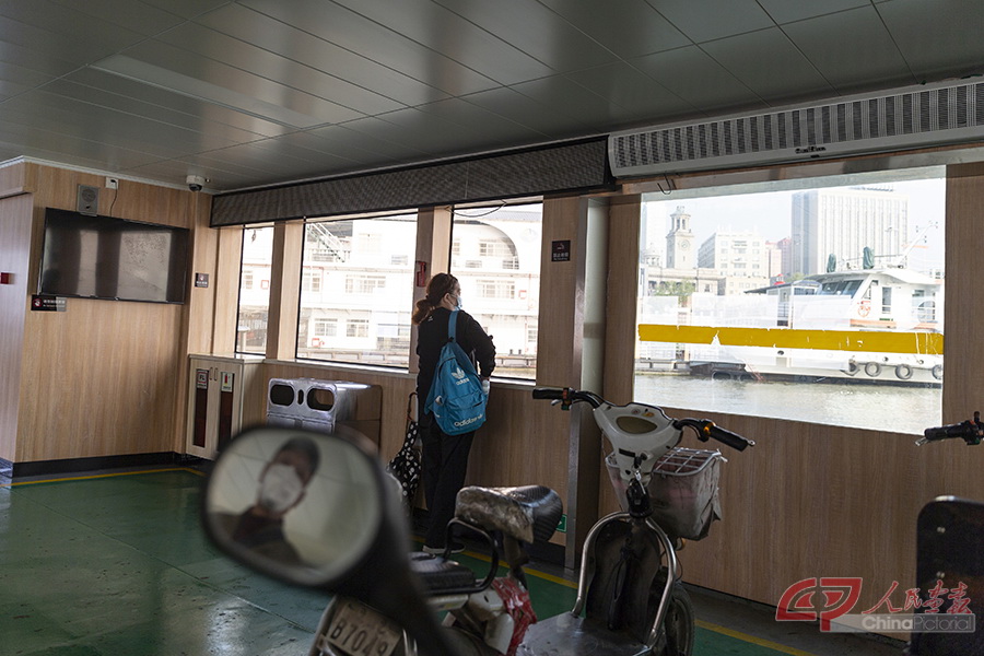 轮渡抵达汉口武汉关码头，人们下船。.jpg