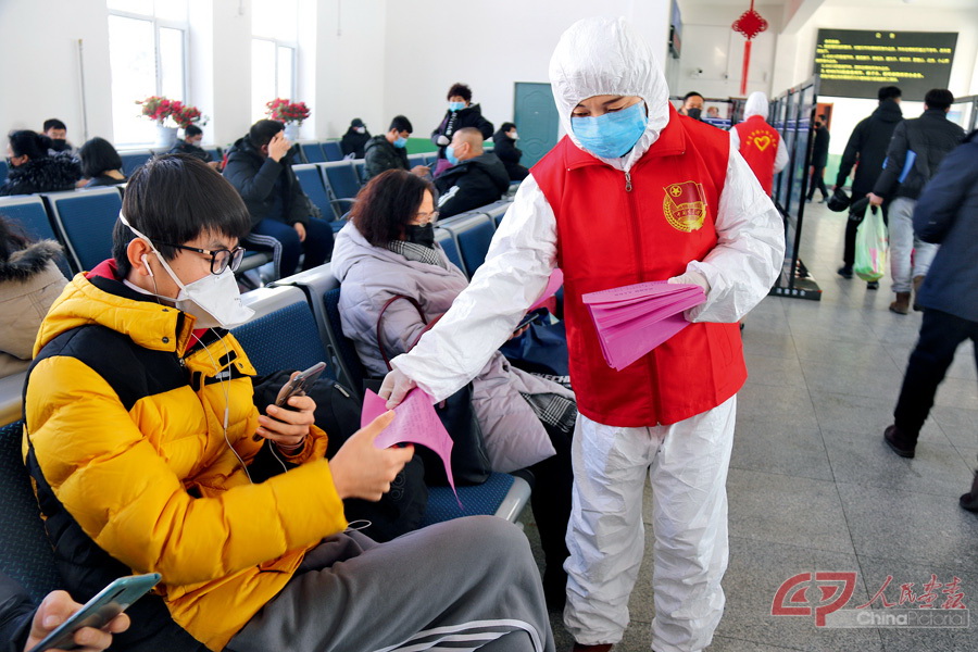 吉林青年防疫志愿者在火车站为旅客发放防疫知识宣传单.jpg