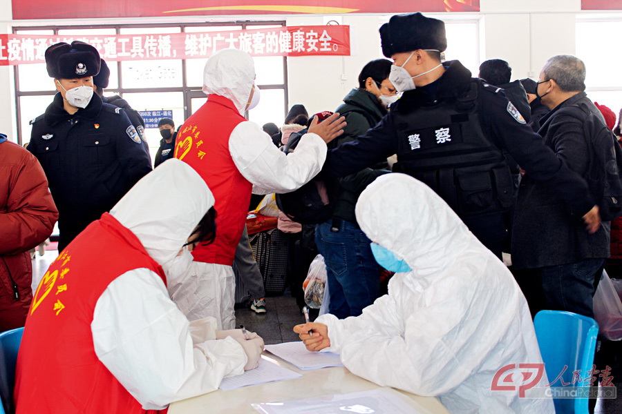 吉林青年防疫志愿者在火车站为乘客进行测温.jpg