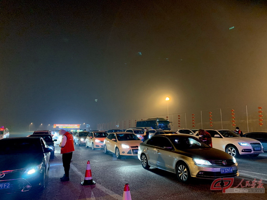 吉林青年防疫志愿者在长春高速路口为来往车辆人员进行登记测温.jpg