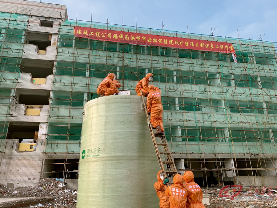 8（湖北洪湖市抗“疫”最前沿，有一支“90后”消防员突击队。疫情发生以来他们冒着被感染的危险，将定点医院的废水转运到废水处理厂，连续奋战了18天，累计转运医疗废水490多吨。（杨秋 摄）.jpg