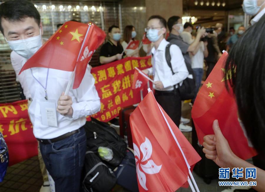 （图文互动）（4）特写：“感恩有您！”——香港市民自发欢送内地核酸检测支援队离港