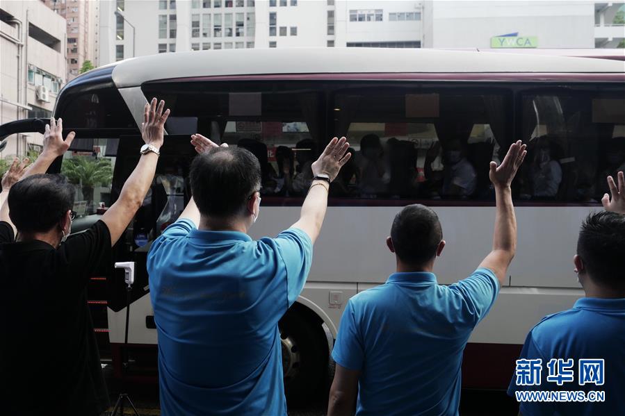 （图文互动）（2）特写：“感恩有您！”——香港市民自发欢送内地核酸检测支援队离港