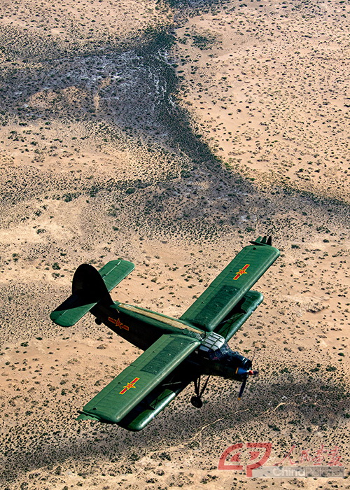 38B  空军某运输搜救团一大队飞行员驾驶运-5飞机在腾格里沙漠上空飞播造林。（刘畅摄）.jpg