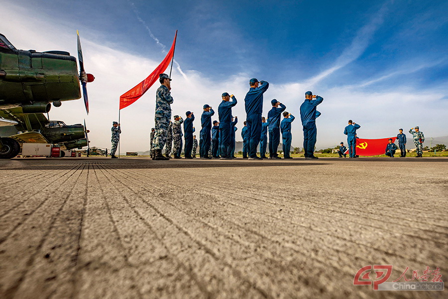 10 每次进驻飞播地区前，空军某运输搜救团都会为一大队官兵举行隆重的出征仪式。（刘畅摄）.jpg