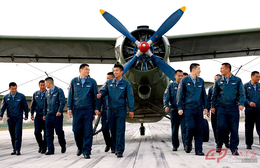 12 现任空军某运输搜救团一大队大队长辛嘉乘（前排左二）与飞行员一起交流体会（2020年4月18日摄）。（刘畅 摄）.jpg