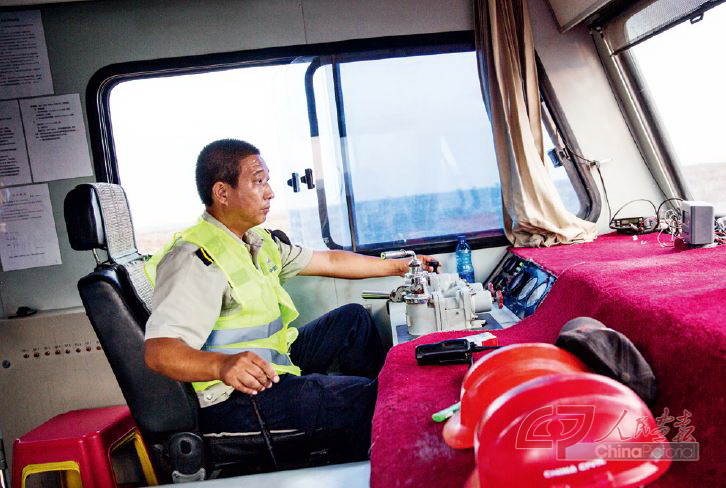 吉布提，一名中国火车司机驾驶牵引车头在铁路上试运行。