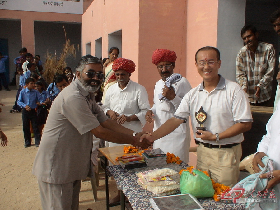 2007年，印度玛鲁喇项目部在印度独立日期间开展助学捐助活动.JPG