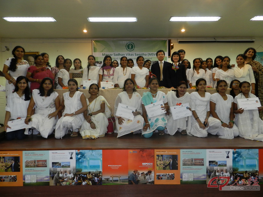 2012年，公司在印度孟买举办大型助学捐助活动.JPG