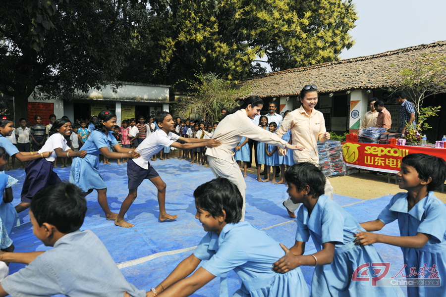 2011年，印度贾苏古达项目二部向社区小学捐赠学习生活用品.JPG