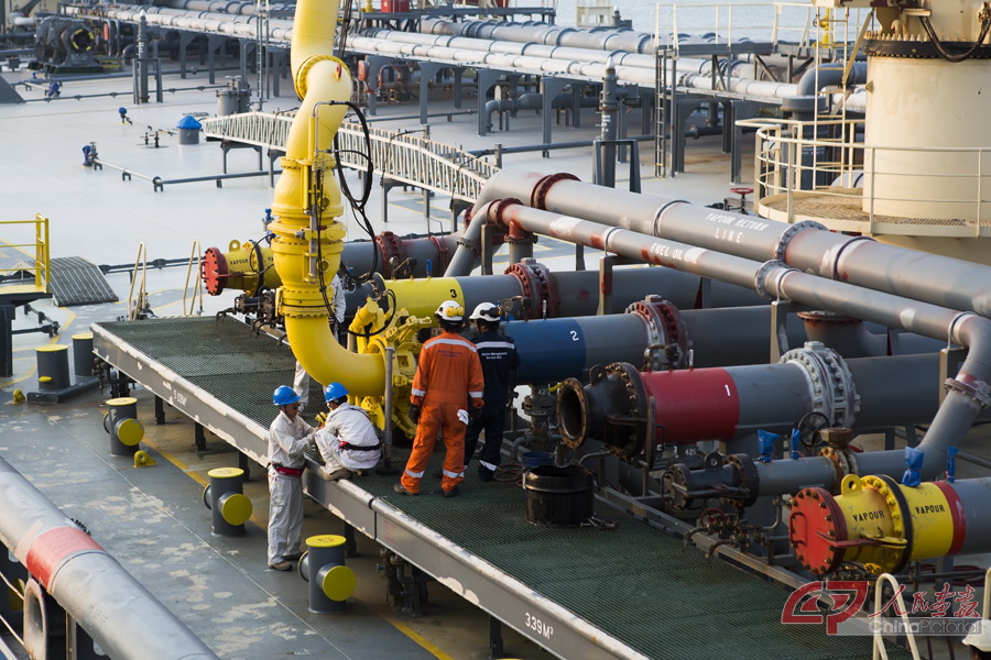 原油管道-输油臂与油轮输油管对接操作.JPG