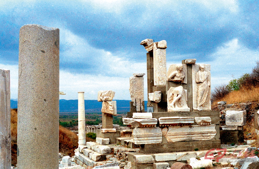 以弗所是土耳其境内保存最为完好的一个古城，这里集中了古希腊风格的建筑、雕塑等精美艺术。.JPG