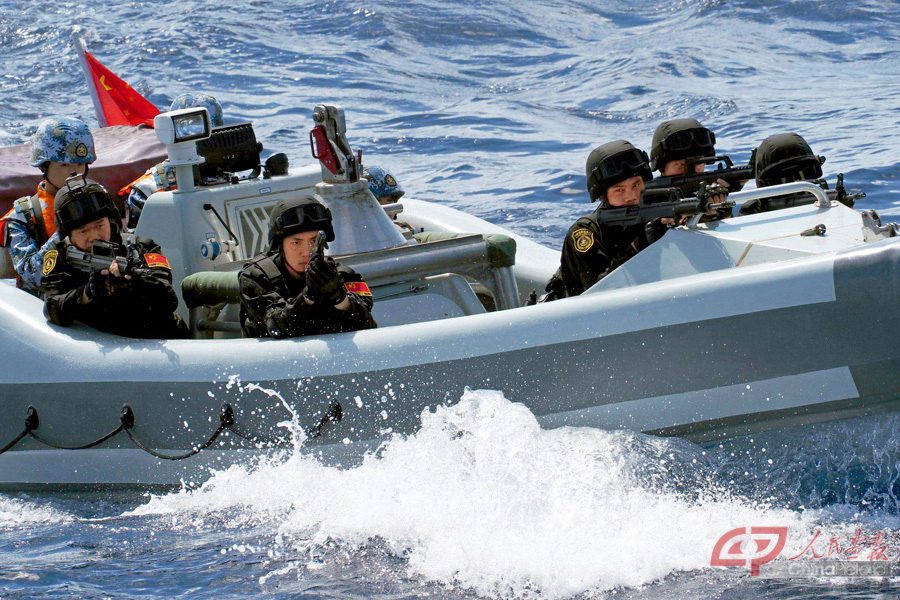 （图小 若定版 要大图） 05  2020年5月2日，中国海军第35批护航编队特战队员搭乘高速小艇前出。江山摄.jpg