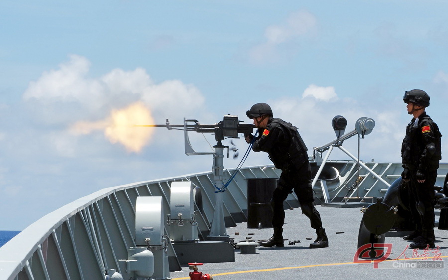 （图小 若定版 要大图） 04  2020年5月2日，中国海军第35批护航编队特战队员进行警告性射击演练。江山摄.jpg