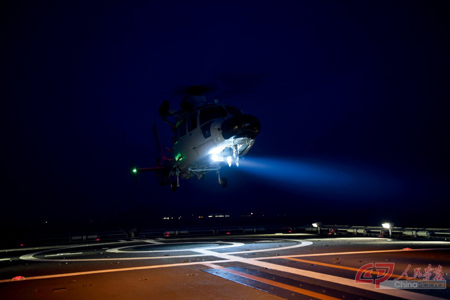 （图小 若定版 要大图） 07  舰载直升机进行夜间飞行训练。江山摄.jpg