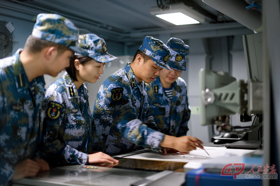 06 2020年5月2日，中国海军第35批护航编队太原舰航海干部正在进行海图作业。江山摄.jpg