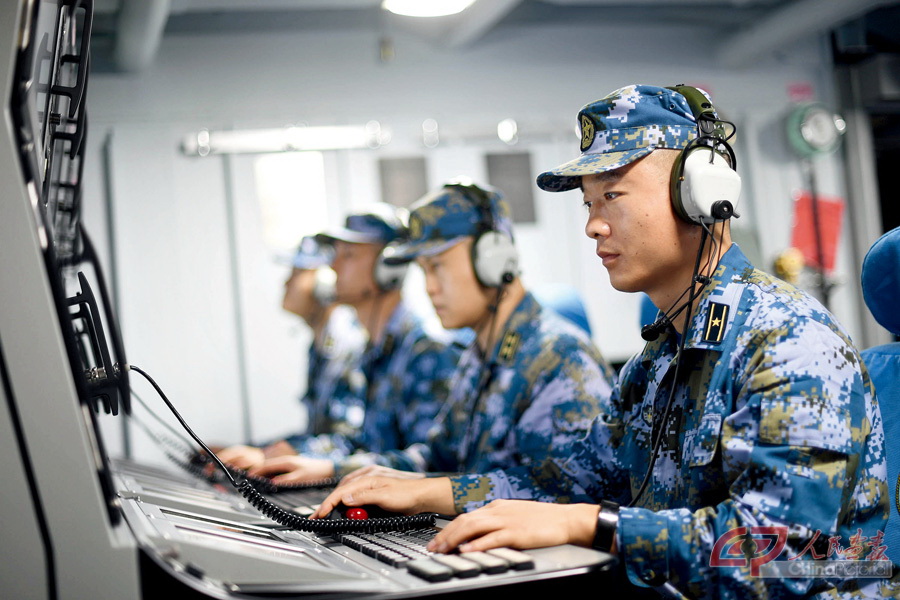 (图小 若定版 要大图)01 2020年5月2日，中国海军第35批护航编队官兵在操控台上发出指令。江山摄.jpg